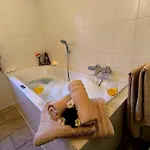 Luxurioeses, Familienfreundliches ,,amy,, Mit Whirlpoolwanne, Kamin Und Garten Hinterhausen