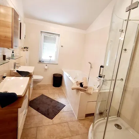 Luxurioeses, Familienfreundliches ,,amy,, Mit Whirlpoolwanne, Kamin Und Garten Hinterhausen