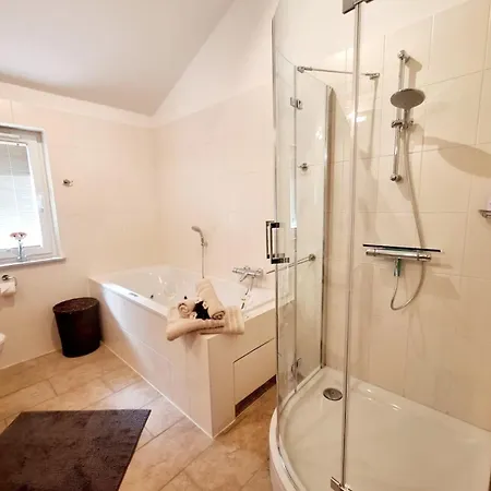 Luxurioeses, Familienfreundliches ,,amy,, Mit Whirlpoolwanne, Kamin Und Garten * Hinterhausen