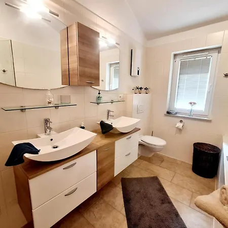 Luxurioeses, Familienfreundliches ,,amy,, Mit Whirlpoolwanne, Kamin Und Garten Semesterbostad Hinterhausen