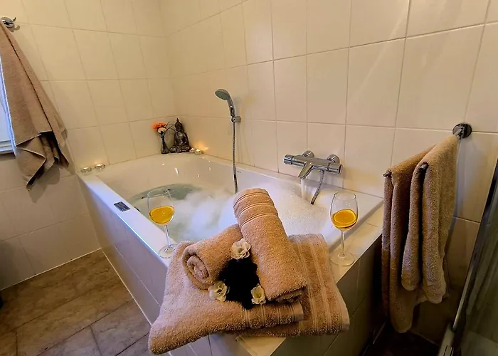 Luxurioeses, Familienfreundliches ,,amy,, Mit Whirlpoolwanne, Kamin Und Garten Hinterhausen